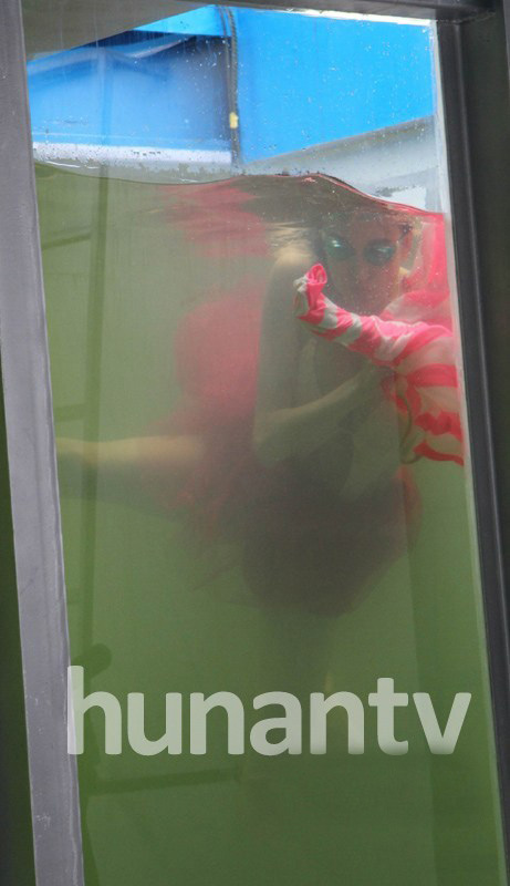 Sao ngực khủng thay bikini dưới nước - 14