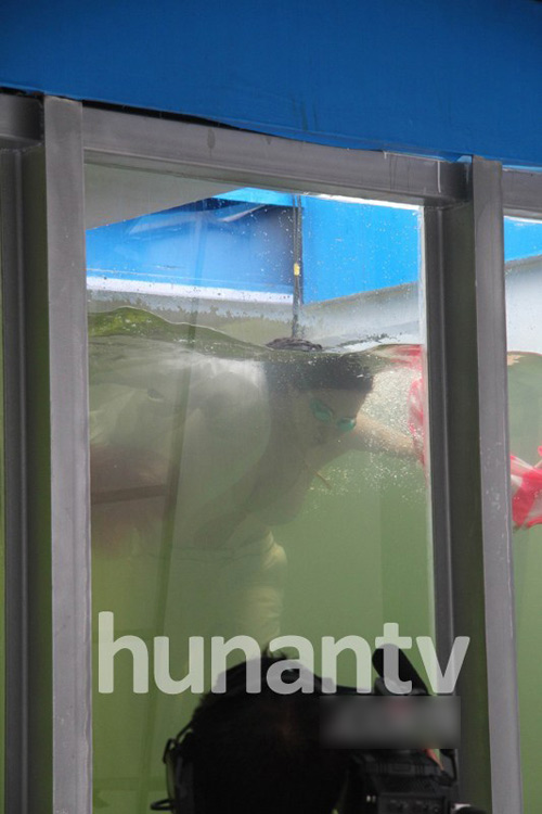 Sao ngực khủng thay bikini dưới nước - 4