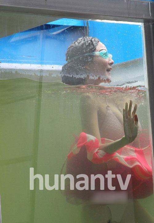 Sao ngực khủng thay bikini dưới nước - 5