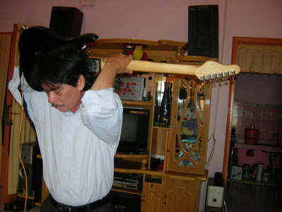 Người chơi guitar điện từ phía sau lưng - 2