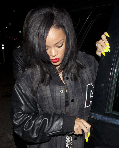 Rihanna khoe "móng tay quỷ" - 1