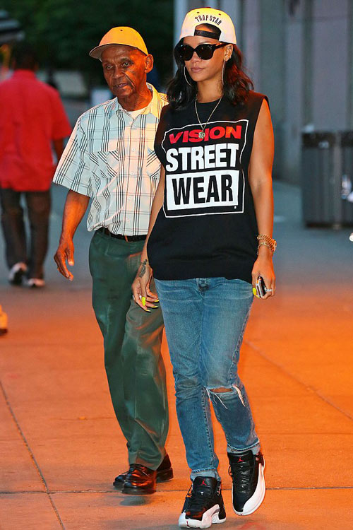 Rihanna khoe "móng tay quỷ" - 4