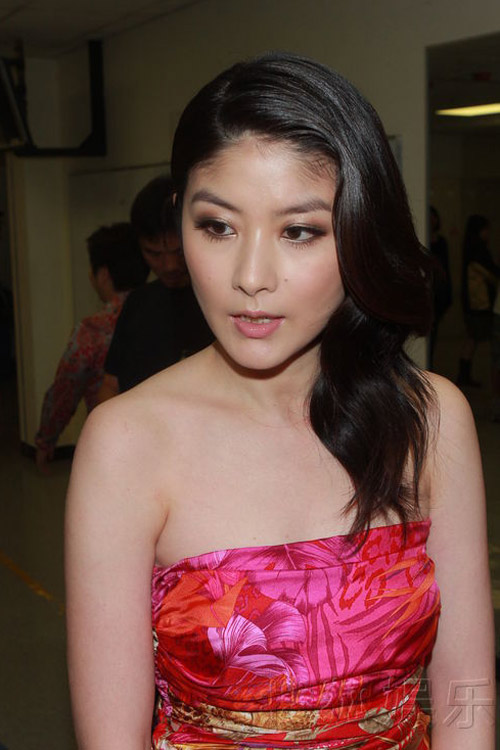 Gái 2 con Trần Tuệ Lâm tái xuất gợi cảm - 7