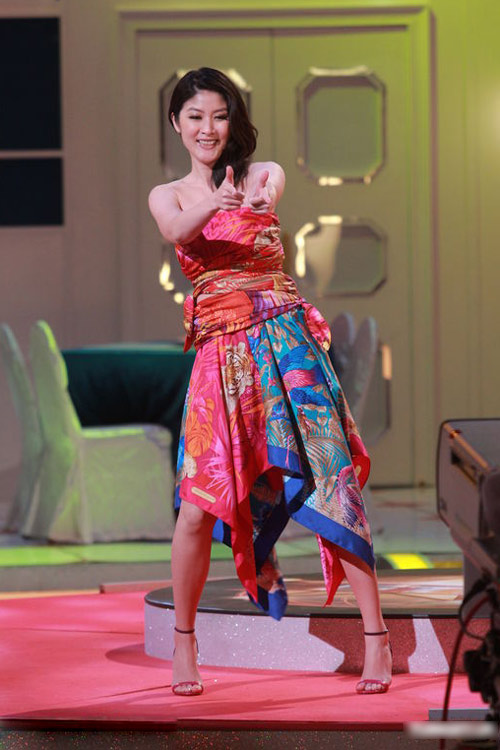 Gái 2 con Trần Tuệ Lâm tái xuất gợi cảm - 5