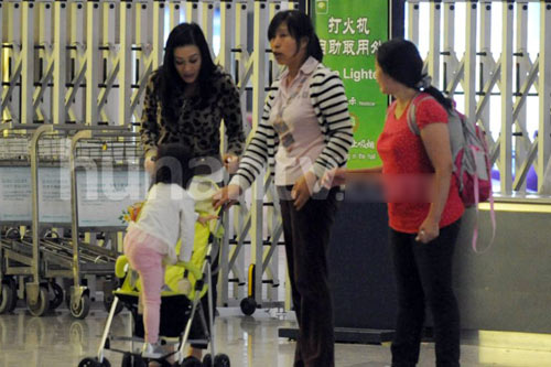 Gái 2 con Trần Tuệ Lâm tái xuất gợi cảm - 11