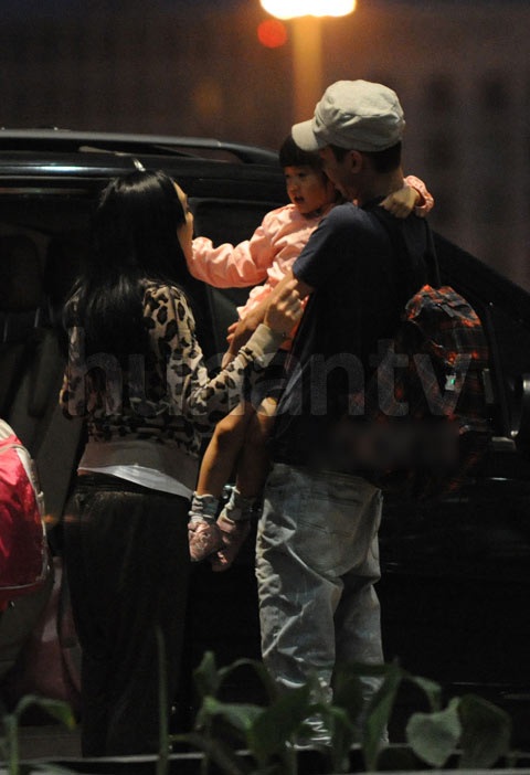 Gái 2 con Trần Tuệ Lâm tái xuất gợi cảm - 9