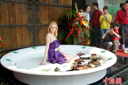 Thiếu nữ nằm tạo dáng trên... đĩa ăn - 3