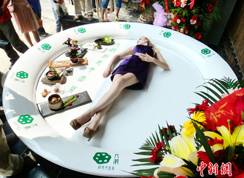 Thiếu nữ nằm tạo dáng trên... đĩa ăn - 4