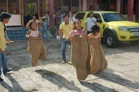 Xót xa lứa trẻ “gà công nghiệp” - 2