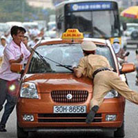 Tin tức trong ngày - Vượt đèn đỏ, hất tung CSGT lên nắp capo