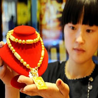 Kinh doanh - Vàng tăng mạnh, USD lên kịch trần