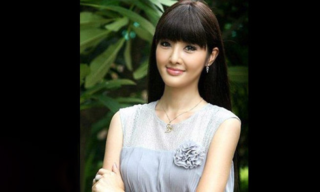 Yollada \'Nok\' Suanyot, một người mẫu, đã trở thành chính trị gia chuyển giới đầu tiên của Thái Lan.