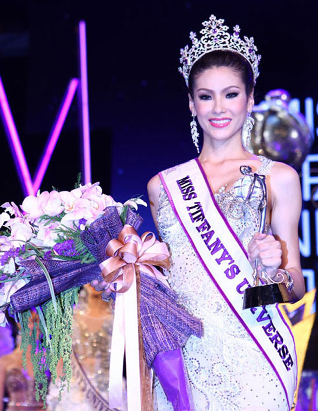 Panvila Mongkol đã trở thành Hoa hậu chuyển giới đẹp nhất của năm 2012.