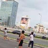 Sức khỏe đời sống - Liệt nửa người vì đá bóng sân gạch