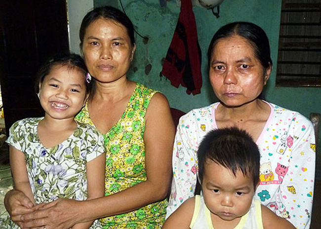 Chị Nguyễn Thị Ngọc Mai ở Việt Nam, 28 tuổi, cũng mắc bệnh hóa bà lão. Chị (ngồi bên phải) trông già hơn nhiều so với mẹ mình (ngồi bên trái).