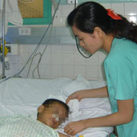 Tin tức trong ngày - Bé 3 tuổi bị bố dượng đánh dã man