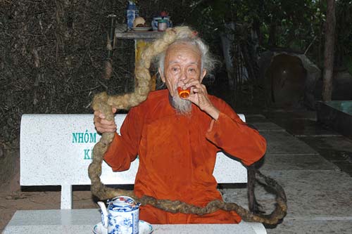 Tiền Giang Cụ ông Việt Nam có mái tóc dài 5m 80 năm không cắt lên báo  nước ngoài