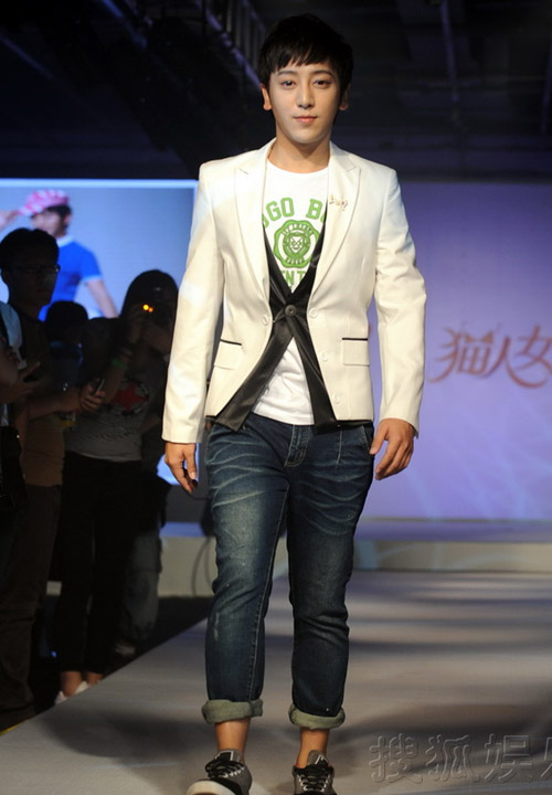 Sao nam 59 tuổi bị gắn mác "dê xồm" - 16