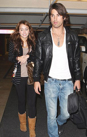 Ngắm nhẫn đính hôn của Miley Cyrus - 10