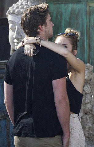 Ngắm nhẫn đính hôn của Miley Cyrus - 7