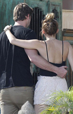 Ngắm nhẫn đính hôn của Miley Cyrus - 8