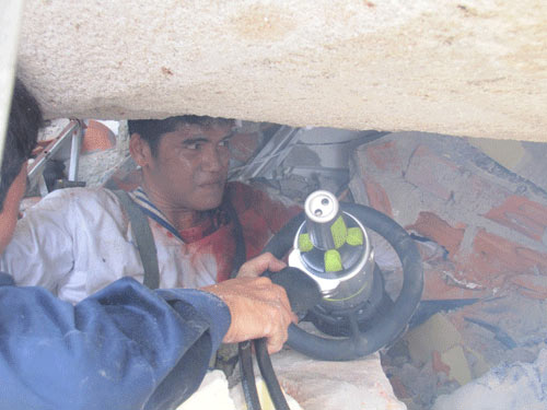 Xe tải tông doanh trại quân đội, 3 người chết - 6