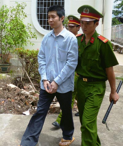 Chồng lãnh 24 năm tù, vợ ngất xỉu tại tòa - 2