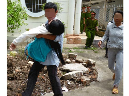 Chồng lãnh 24 năm tù, vợ ngất xỉu tại tòa - 1