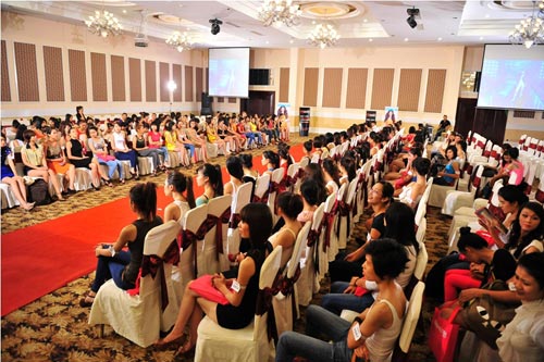 Thí sinh bế con đi thi Next Top - 10