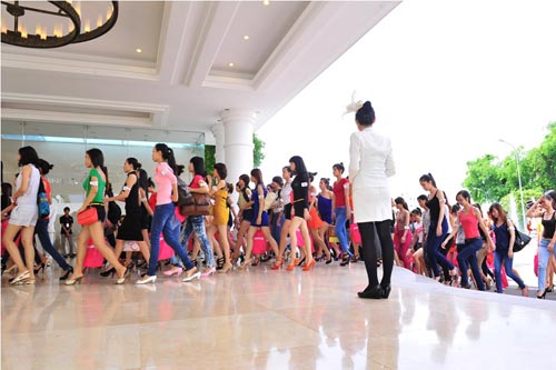 Thí sinh bế con đi thi Next Top - 2