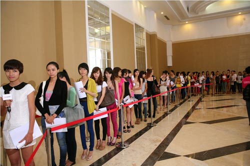 Thí sinh bế con đi thi Next Top - 8