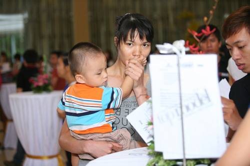 Thí sinh bế con đi thi Next Top - 5