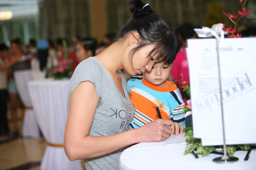 Thí sinh bế con đi thi Next Top - 4