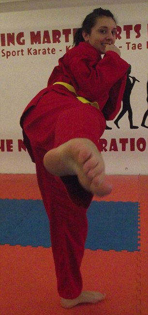 Miley Cyrus cẩu thả tại sân bay - 7