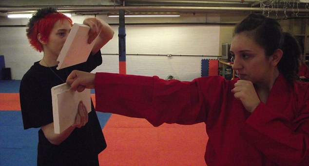 Miley Cyrus cẩu thả tại sân bay - 9