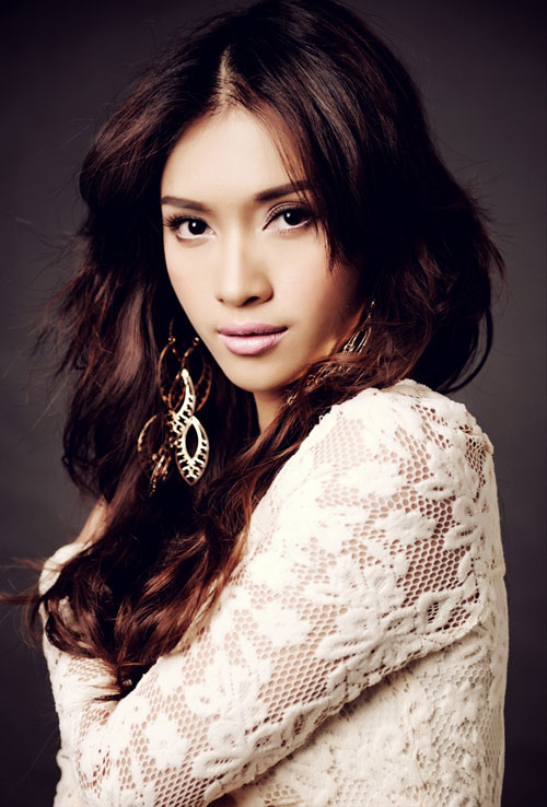 Ái Phương gợi cảm cùng sắc trắng - 6