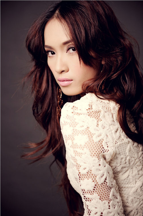 Ái Phương gợi cảm cùng sắc trắng - 7