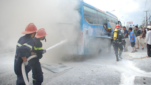 Ô tô khách phát nổ từ gầm xe rồi bốc cháy - 1