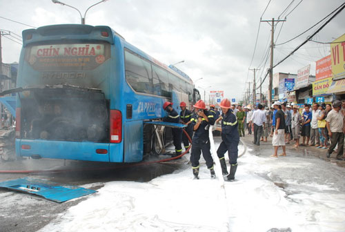 Ô tô khách phát nổ từ gầm xe rồi bốc cháy - 2