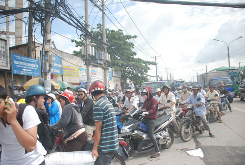 Ô tô khách phát nổ từ gầm xe rồi bốc cháy - 3