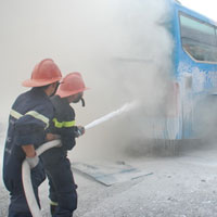 Tin tức trong ngày - Ô tô khách phát nổ từ gầm xe rồi bốc cháy