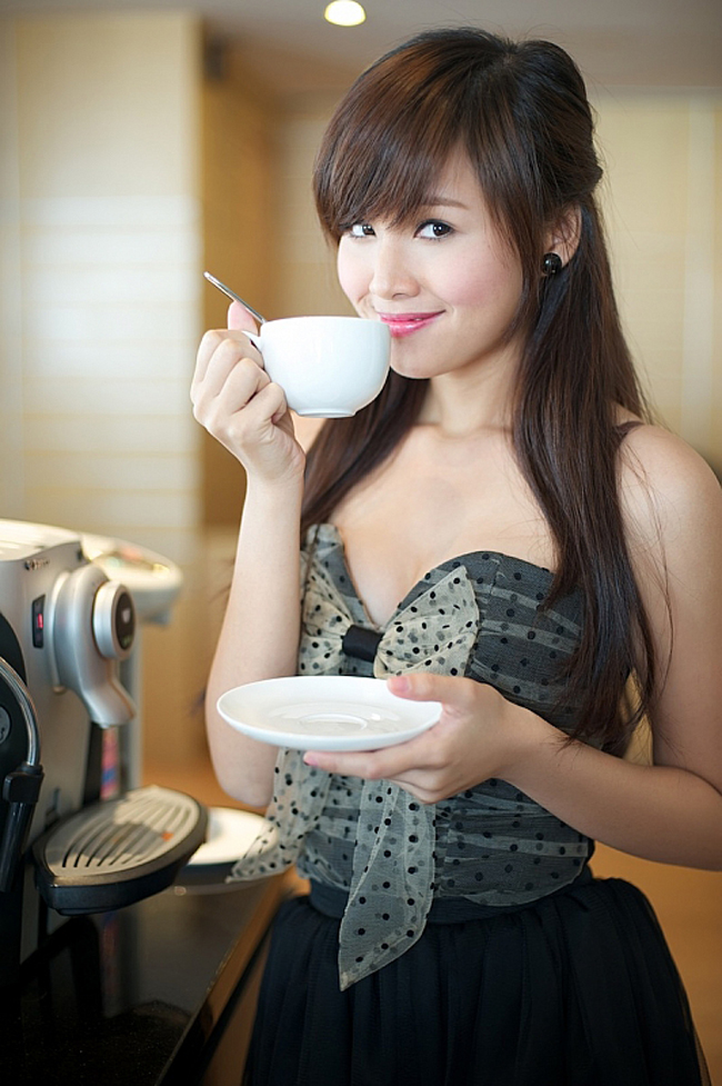 Sau cà phê sáng sẽ là một ngày đầy hứng khởi của cô nàng đam mê công nghệ.