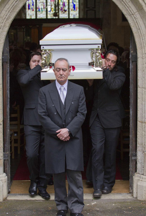 Đám tang xúc động của danh ca nhóm Bee Gee - 10