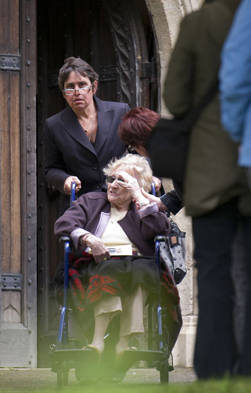 Đám tang xúc động của danh ca nhóm Bee Gee - 11