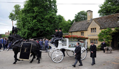 Đám tang xúc động của danh ca nhóm Bee Gee - 14