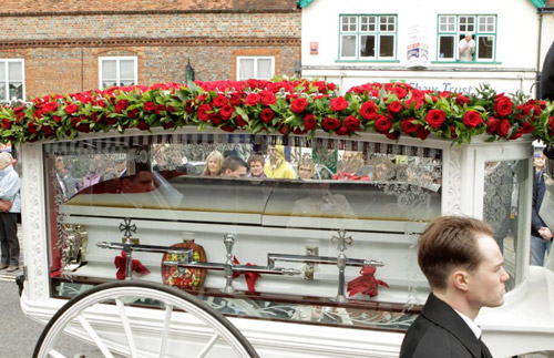 Đám tang xúc động của danh ca nhóm Bee Gee - 17