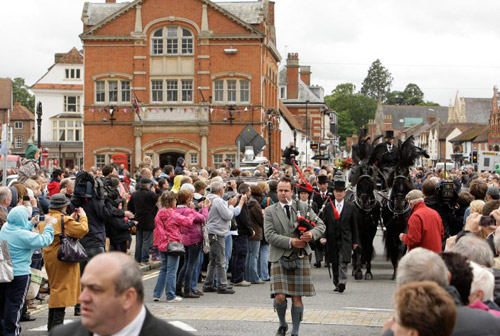 Đám tang xúc động của danh ca nhóm Bee Gee - 18