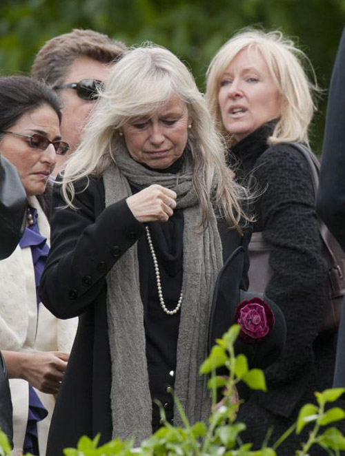 Đám tang xúc động của danh ca nhóm Bee Gee - 25