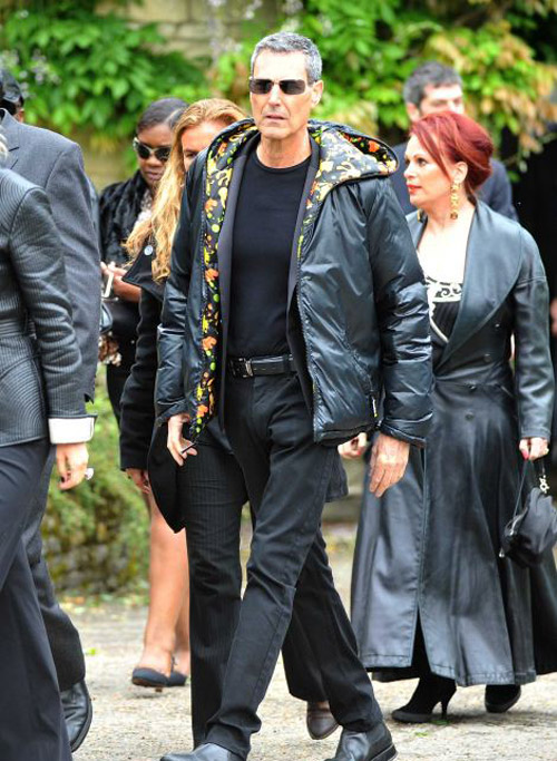 Đám tang xúc động của danh ca nhóm Bee Gee - 26