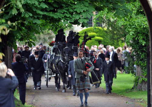 Đám tang xúc động của danh ca nhóm Bee Gee - 13